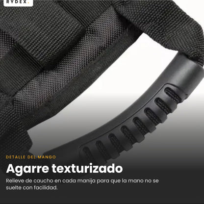 Parrillero sosteniéndose de las manijas Rydex